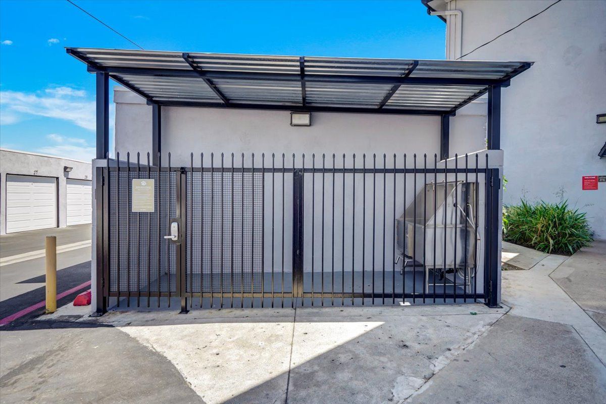 Avignon community grills behind fences