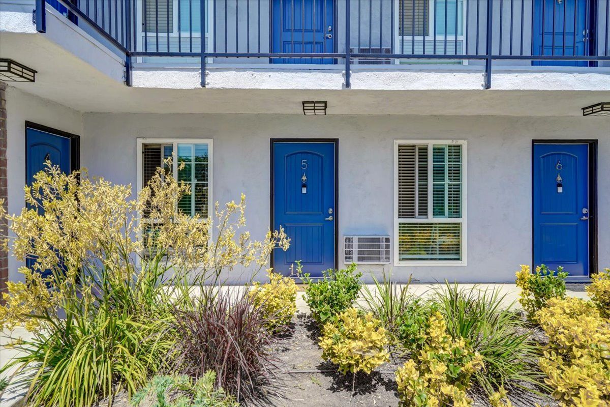 Avignon building with blue doors