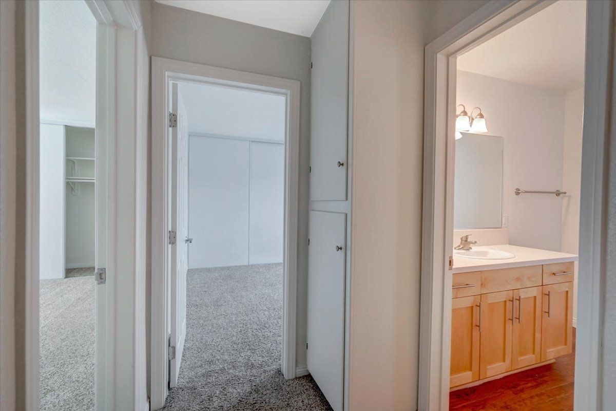 Avignon building interior bedroom doorway