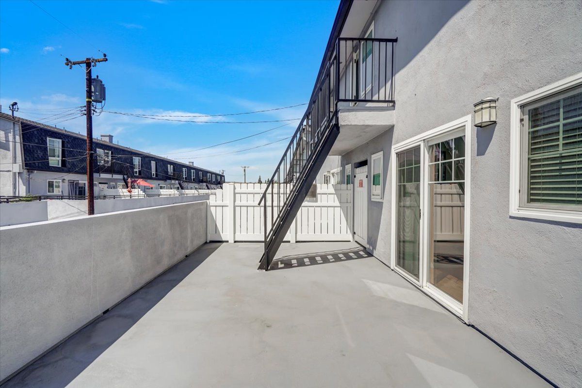 Avignon building exterior patio