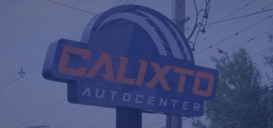 Uma placa azul e laranja para o centro automotivo Calixto