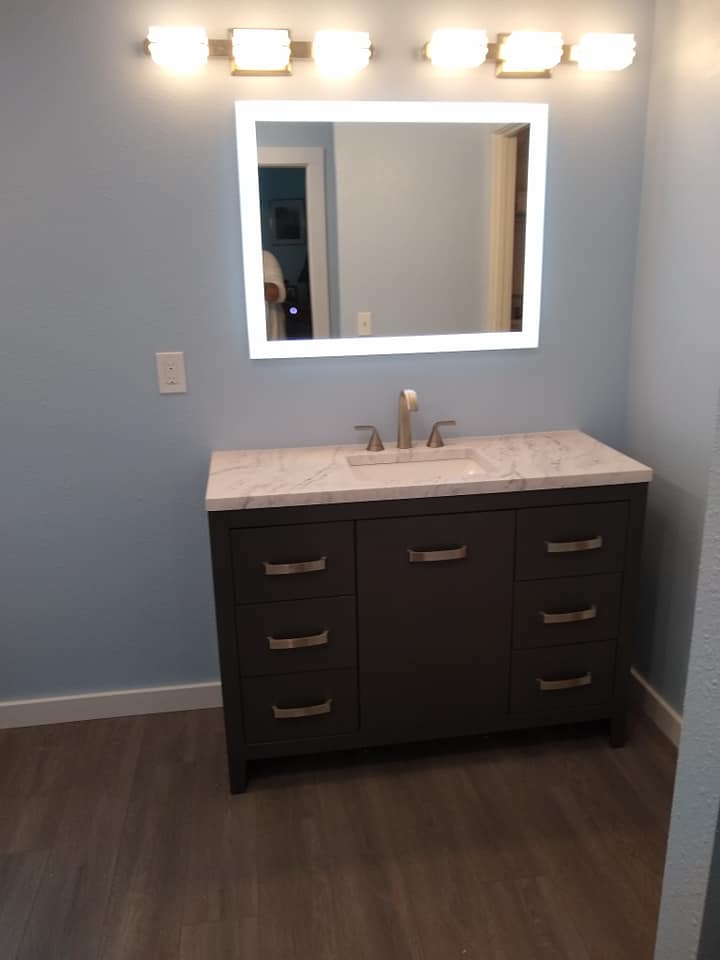 A bathroom with a sink and a mirror above it