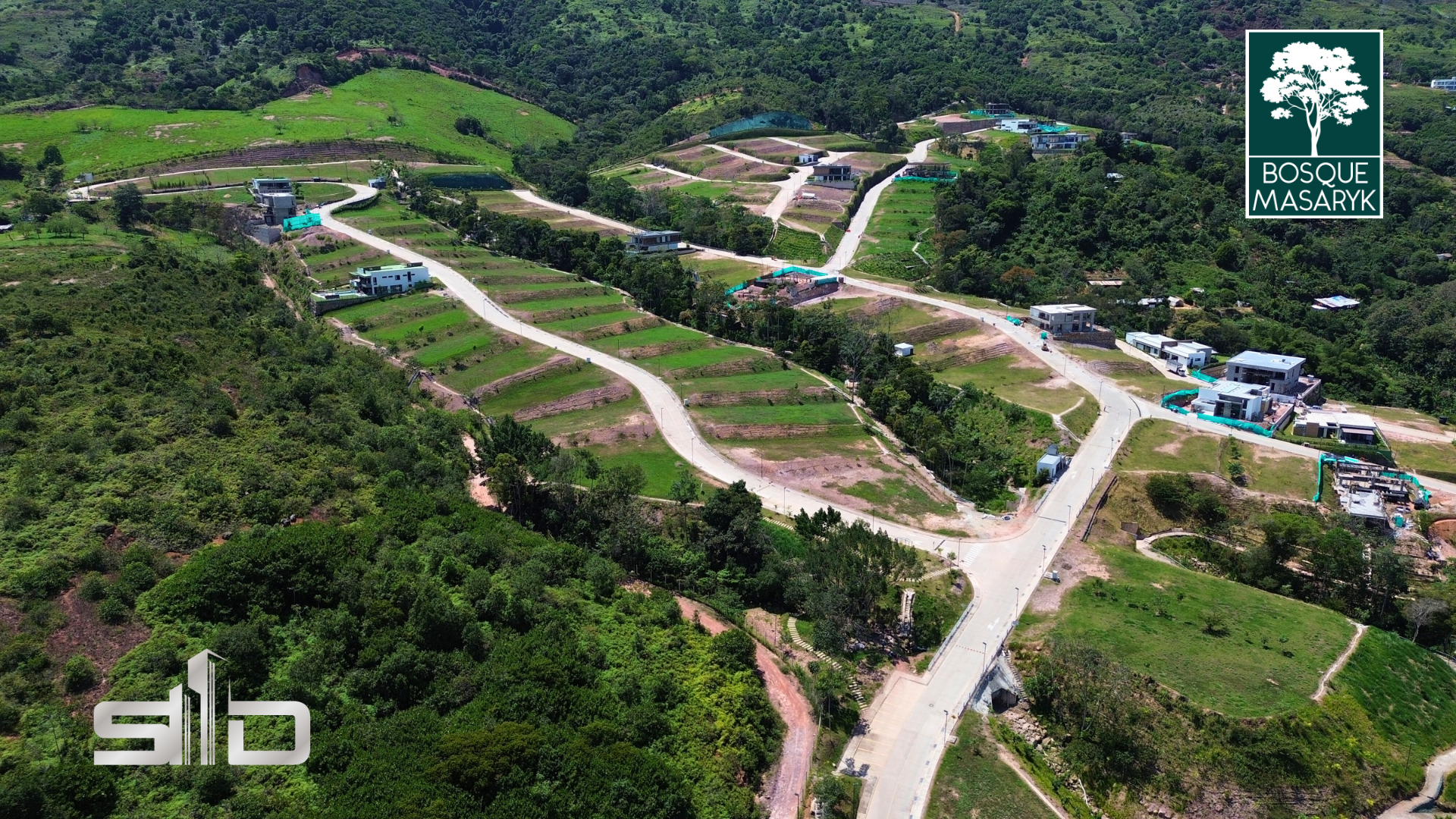 Una vista aérea muestra una parcela de terreno de 830 metros cuadrados delimitada por líneas discontinuas blancas, junto a una carretera pavimentada y una zona de aparcamiento.