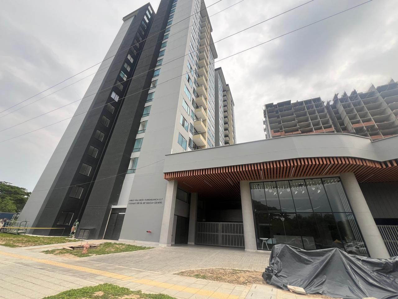 Interior de consultorio dental, blanco con detalles en gris. Se ven el sillón, el equipo y los estantes con suministros.