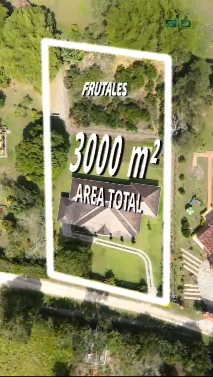 Un paisaje urbano con modernos rascacielos, apartamentos de ladrillo rojo y árboles verdes, con las montañas lejanas como telón de fondo.