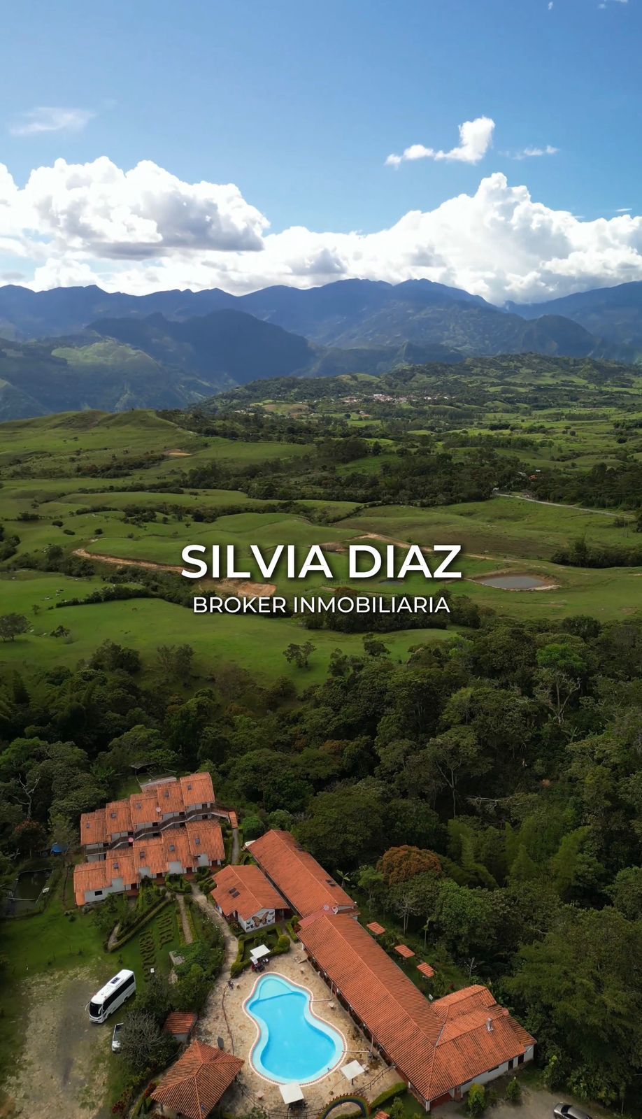 Habitación con cama king, balcón y vista al mar. Sábanas blancas, detalles dorados y tonos neutros.
