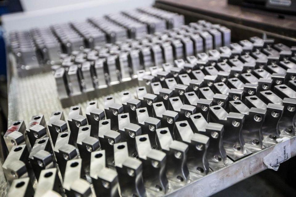 Supplying metal components