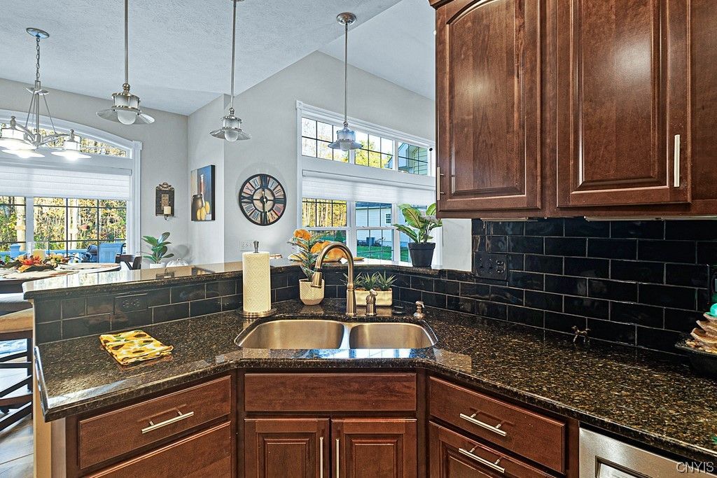  203 Daniel Court - home 27