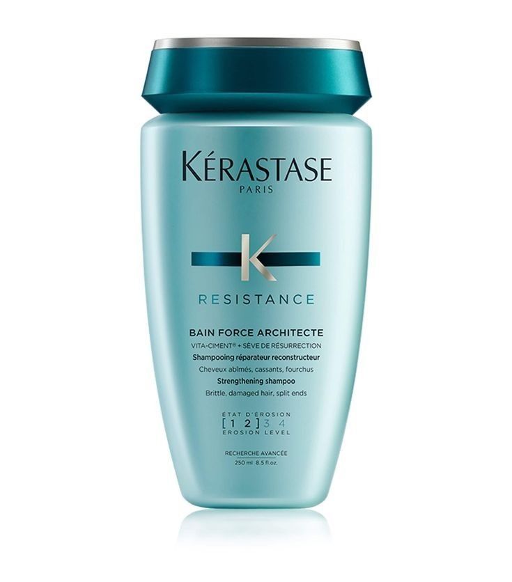Una botella de champú Kerastase Resistance sobre un fondo blanco.
