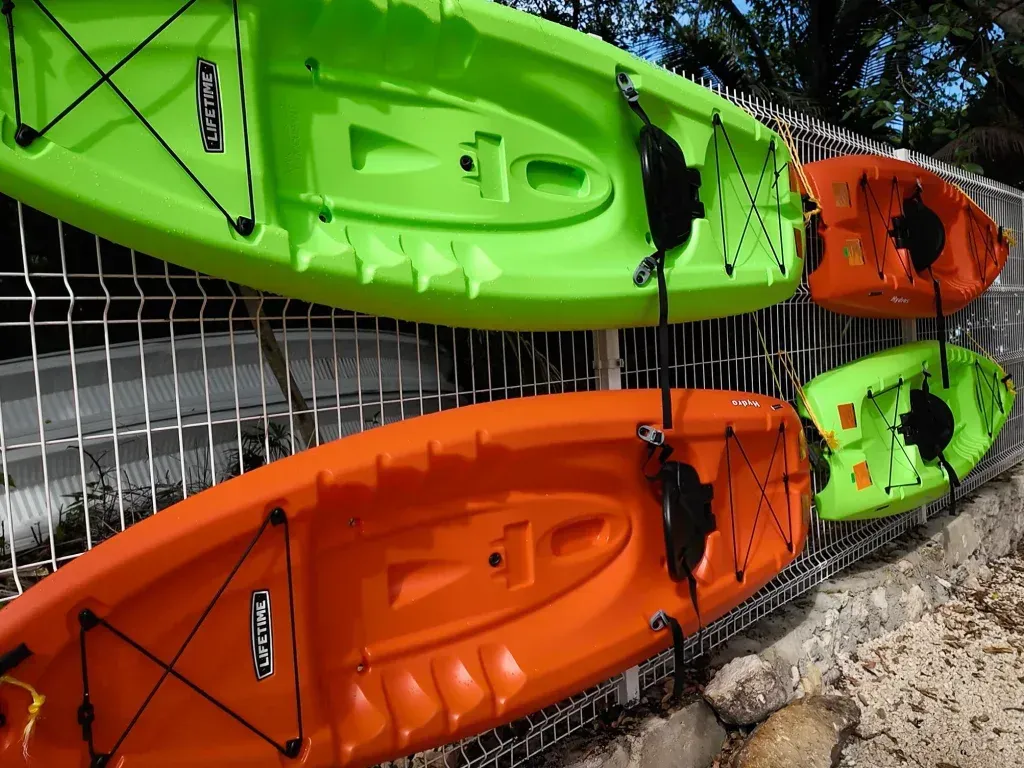 Una persona está soplando las velas de un pastel de cumpleaños.