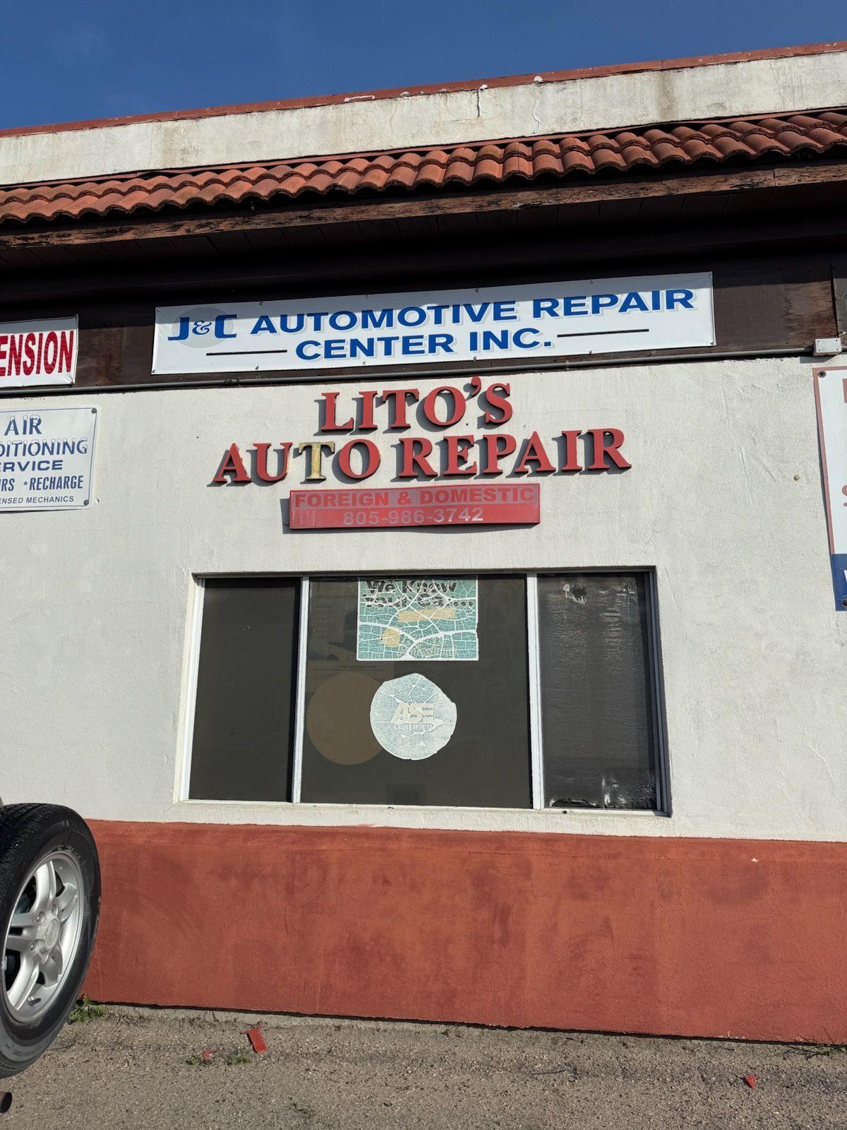 A black and white photo of a car engine with a belt.