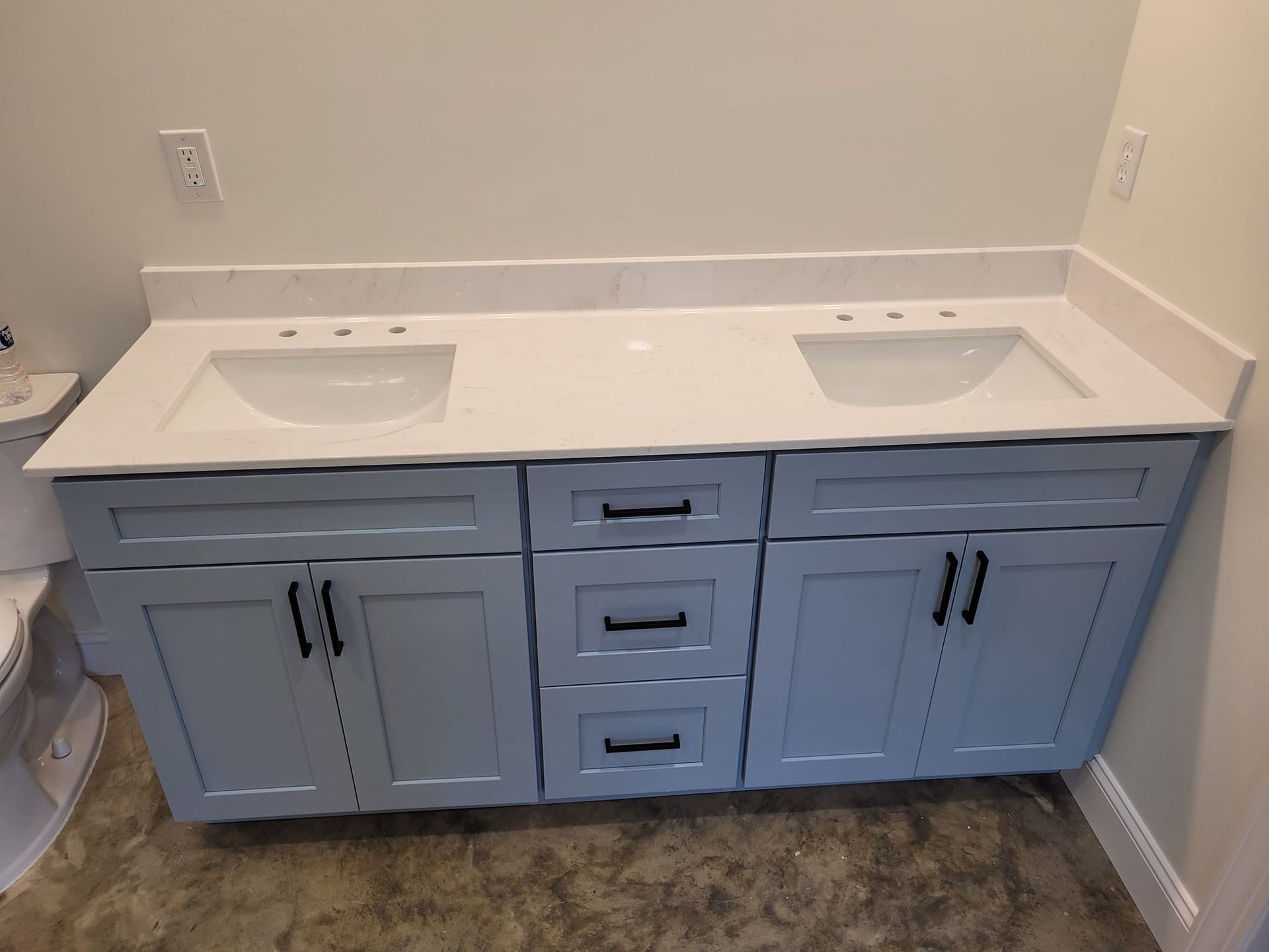 A bathroom with two sinks and a toilet.