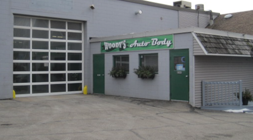A gray building with a green sign that says yoan 's auto dirty