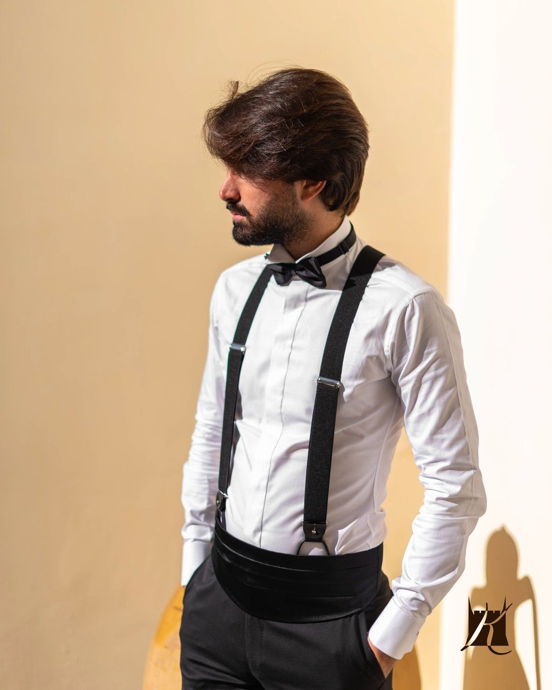 camicia con bretelle e papillon per cerimonie