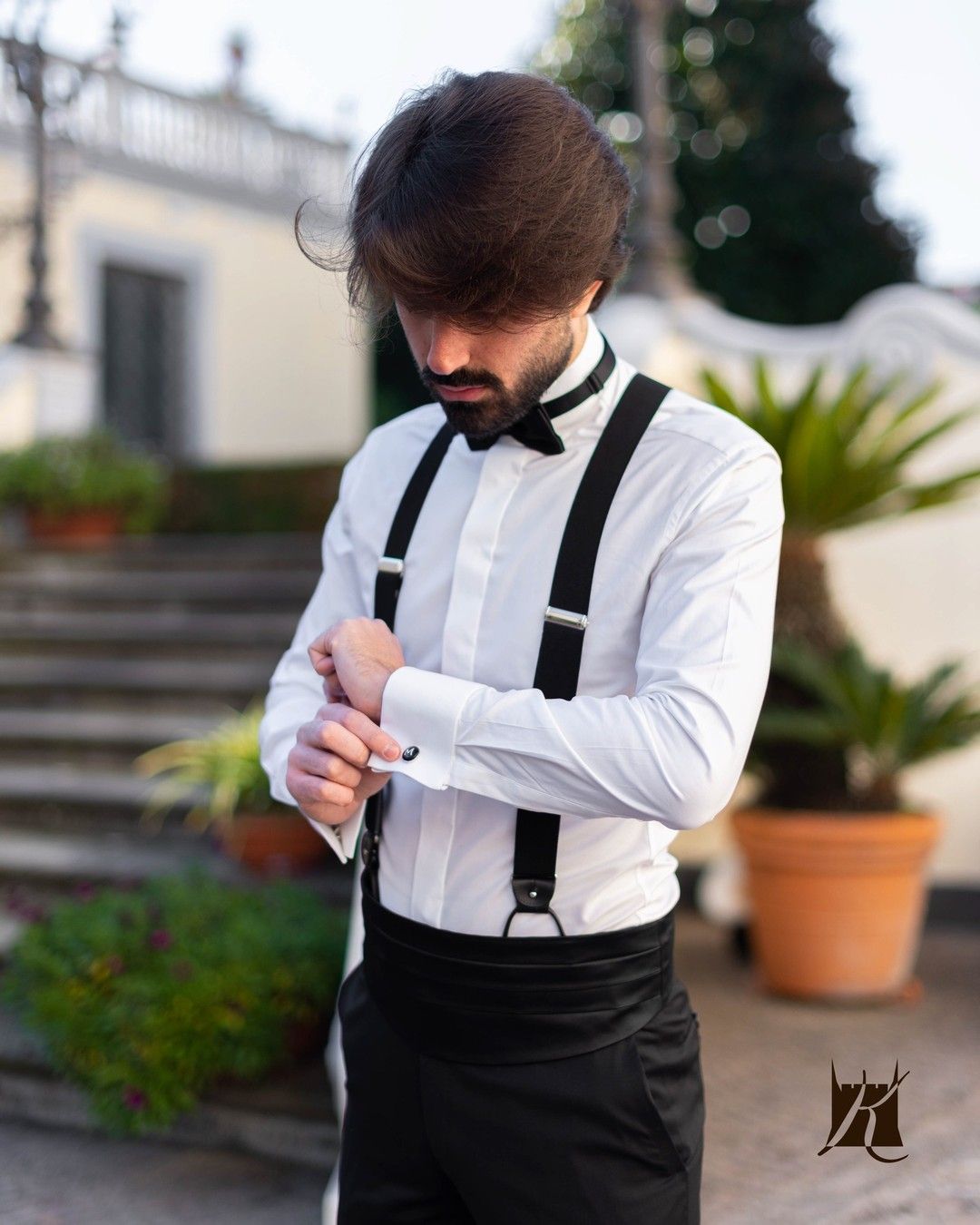 camicia bianca con bretelle e papillon neri