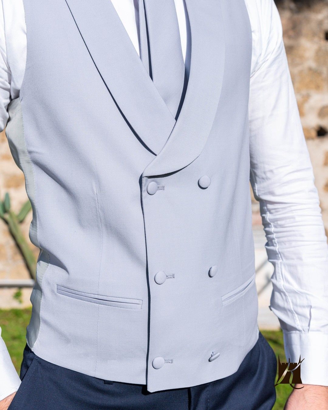 dettaglio gilet grigio chiaro su camicia bianca