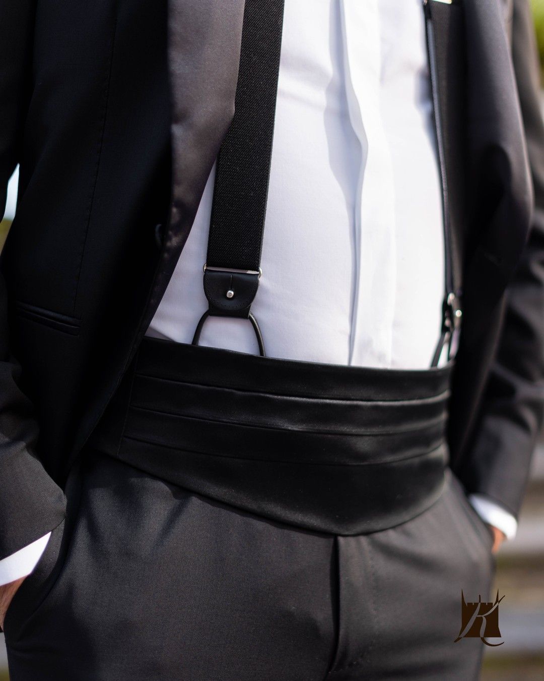 dettaglio bretelle eleganti per cerimonia