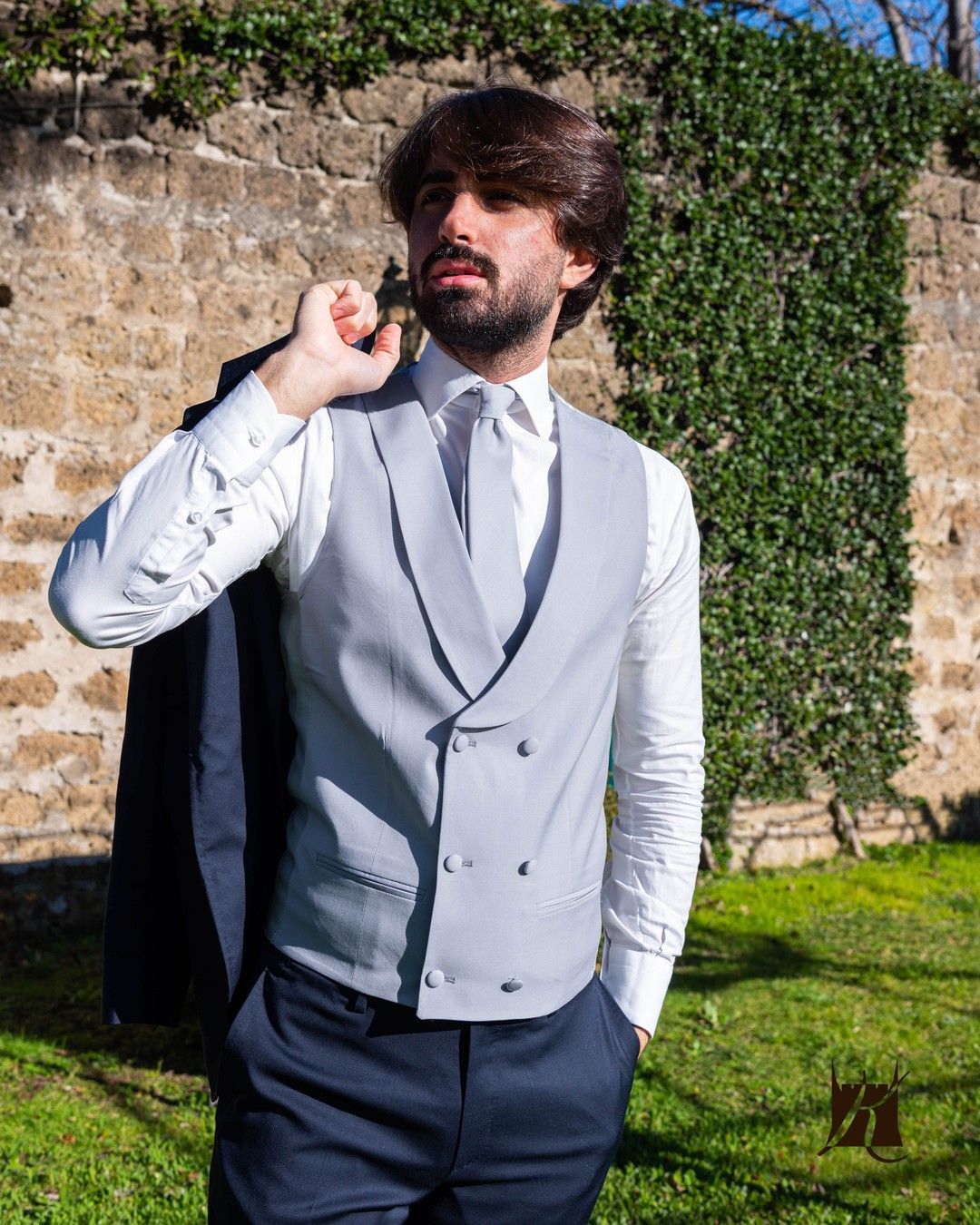 gilet grigio su camicia bianca