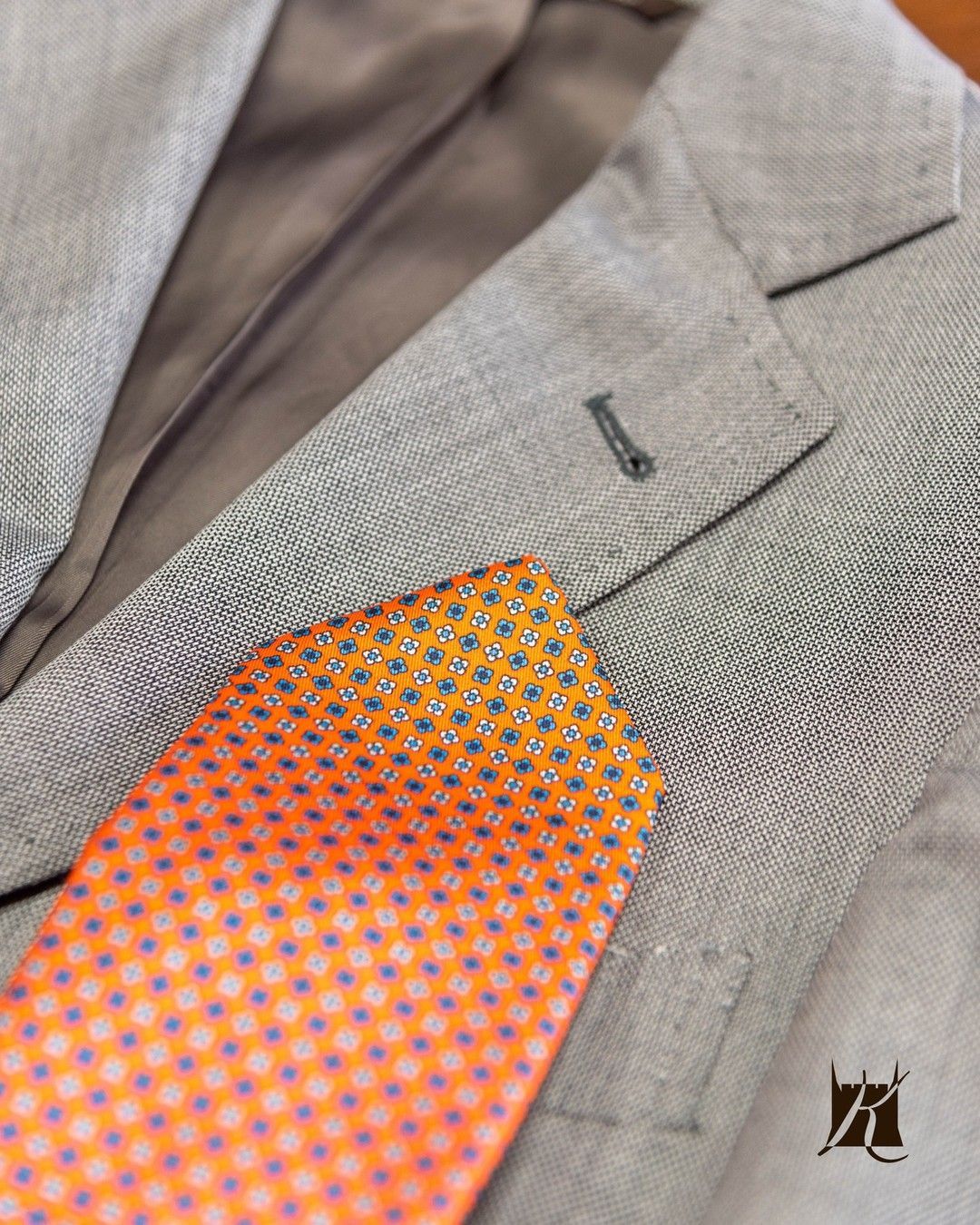 cappotto beige con cravatta arancio
