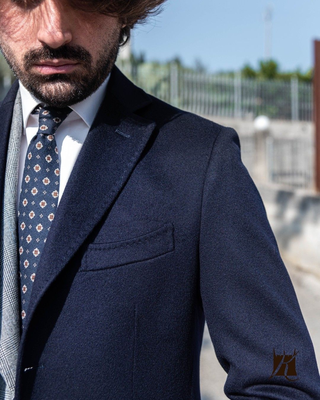 giacca blu scuro con cravatta
