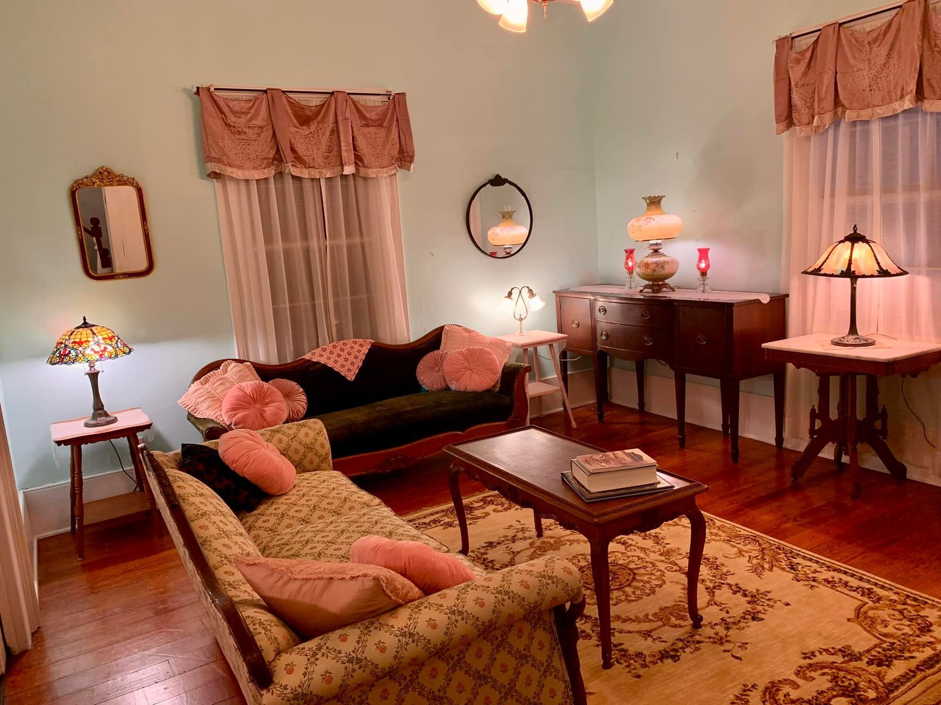 A living room with a couch and two lamps