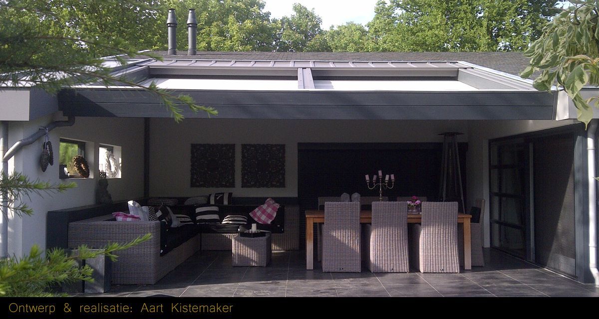 Deze fraaie constructie is voorzien van een vouwdak en kan bij mooi weer worden geopend.