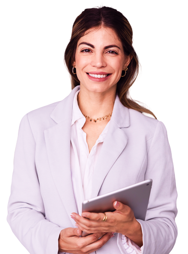 Mulher de blazer claro sorrindo, segurando um tablet.