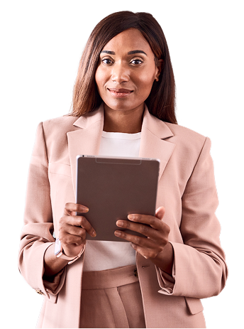 Mulher de blazer claro sorrindo, segurando um tablet.
