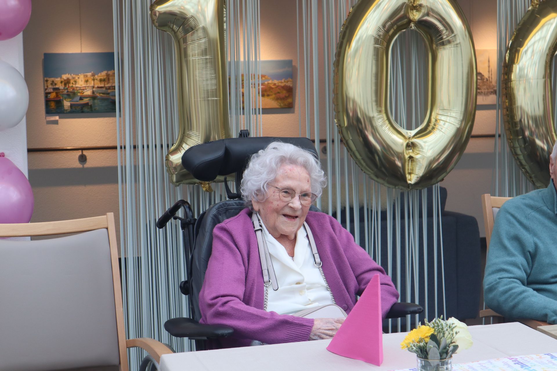 Un groupe de personnes est assise sur un canapé dans un salon.