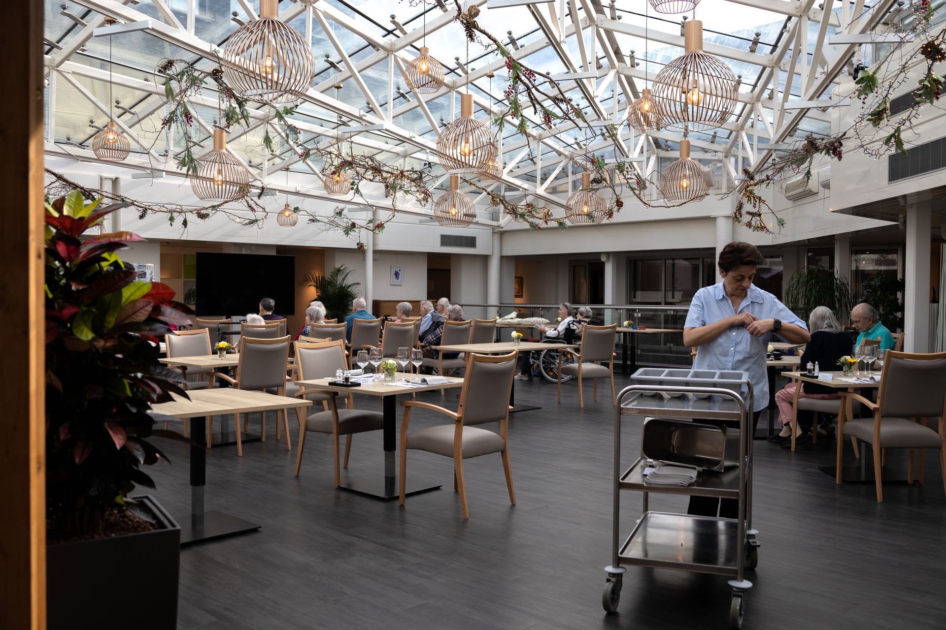 Un groupe de personnes sont assises à des tables dans un restaurant.