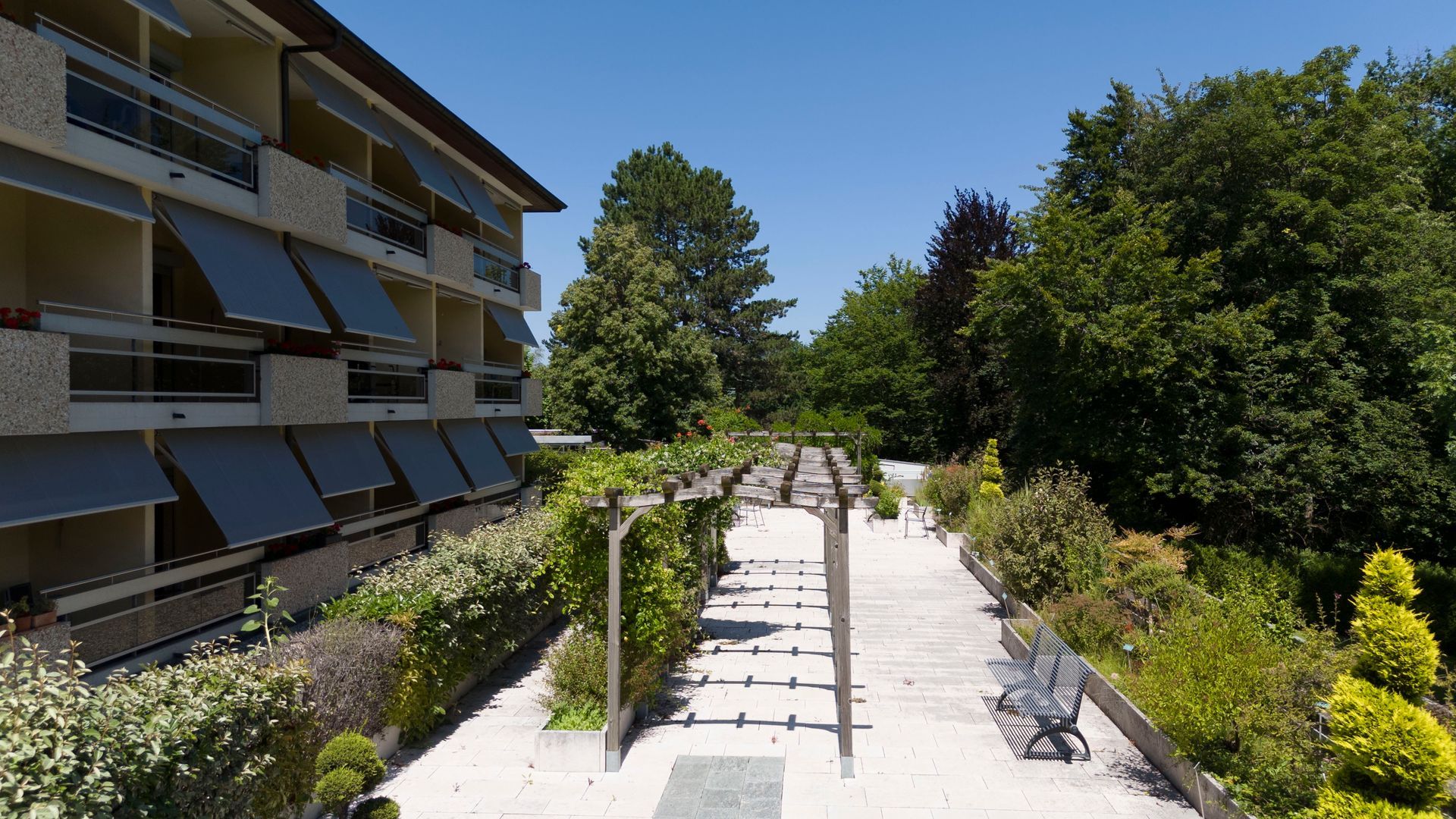 Une passerelle menant à un bâtiment avec des auvents sur les balcons
