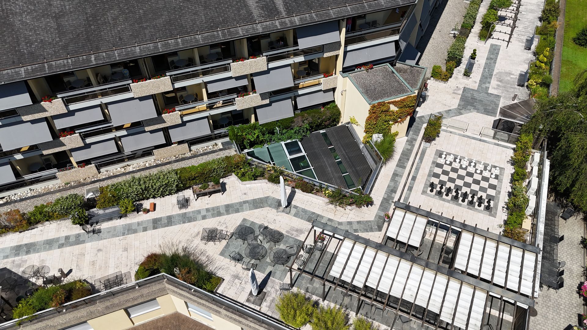 Une fontaine au milieu du jardin avec des bancs