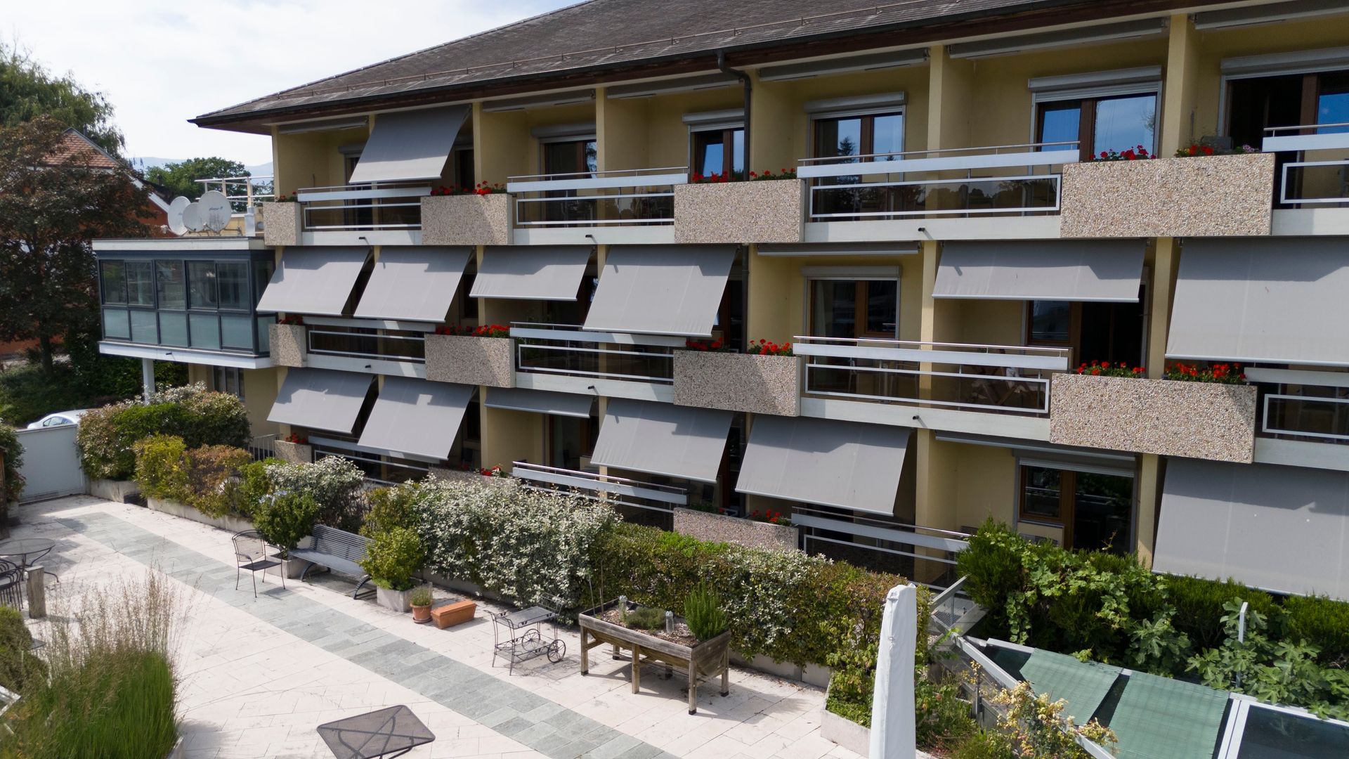 Un grand bâtiment avec de nombreux balcons et auvents