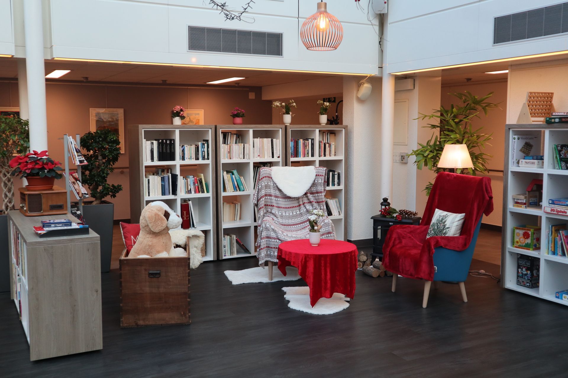 Un tourne-disque est posé sur une étagère dans un hall d'entrée.