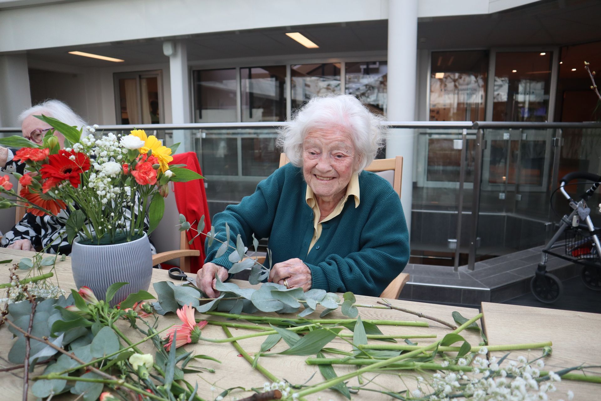 Trois femmes âgées prennent du plaisir à faire un puzzle.