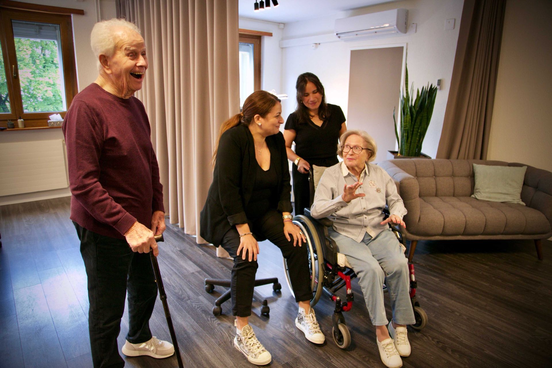 Un groupe de personnes se tient autour d'une femme en fauteuil roulant.