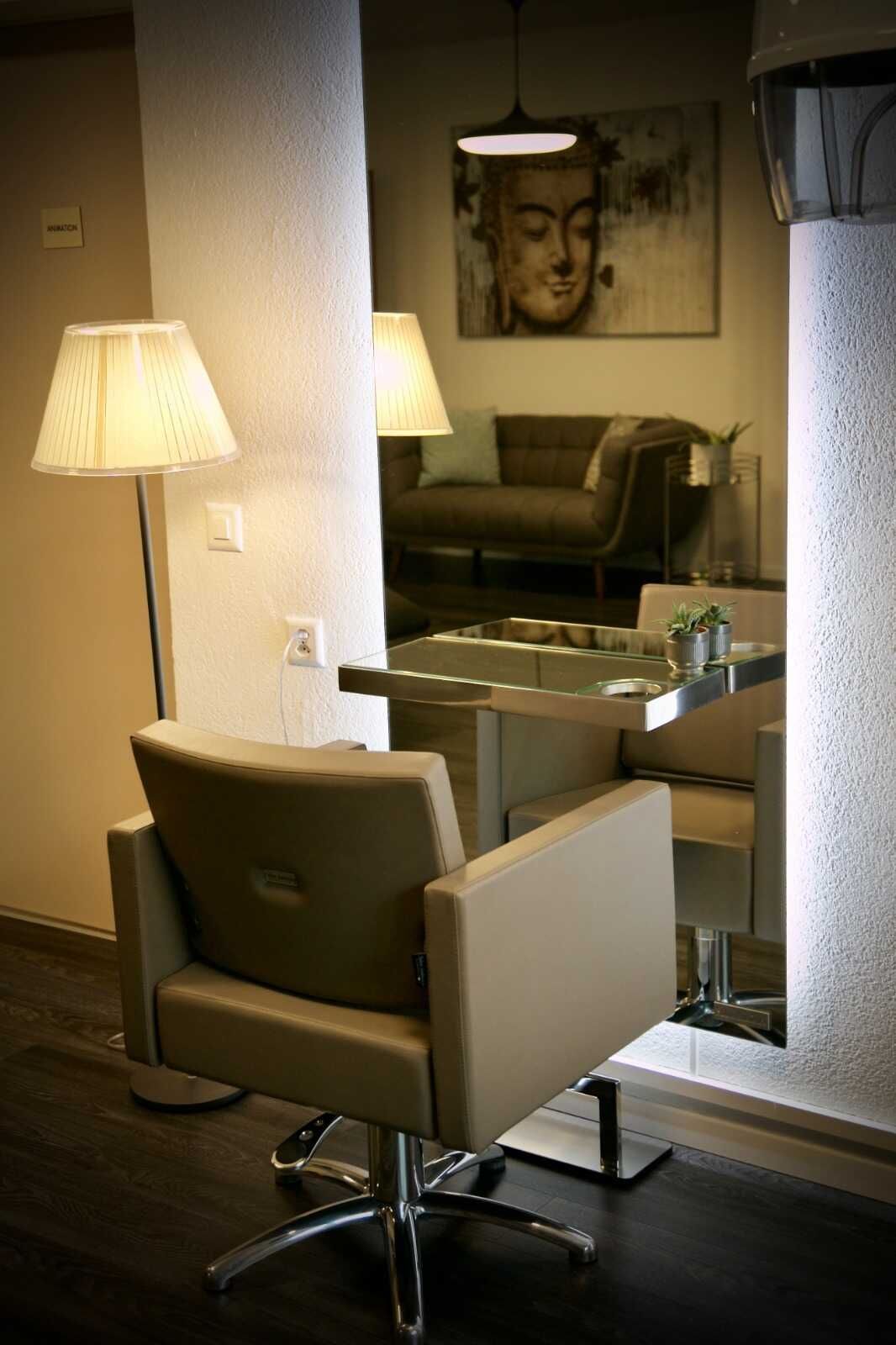 Une chaise devant un miroir dans un salon.