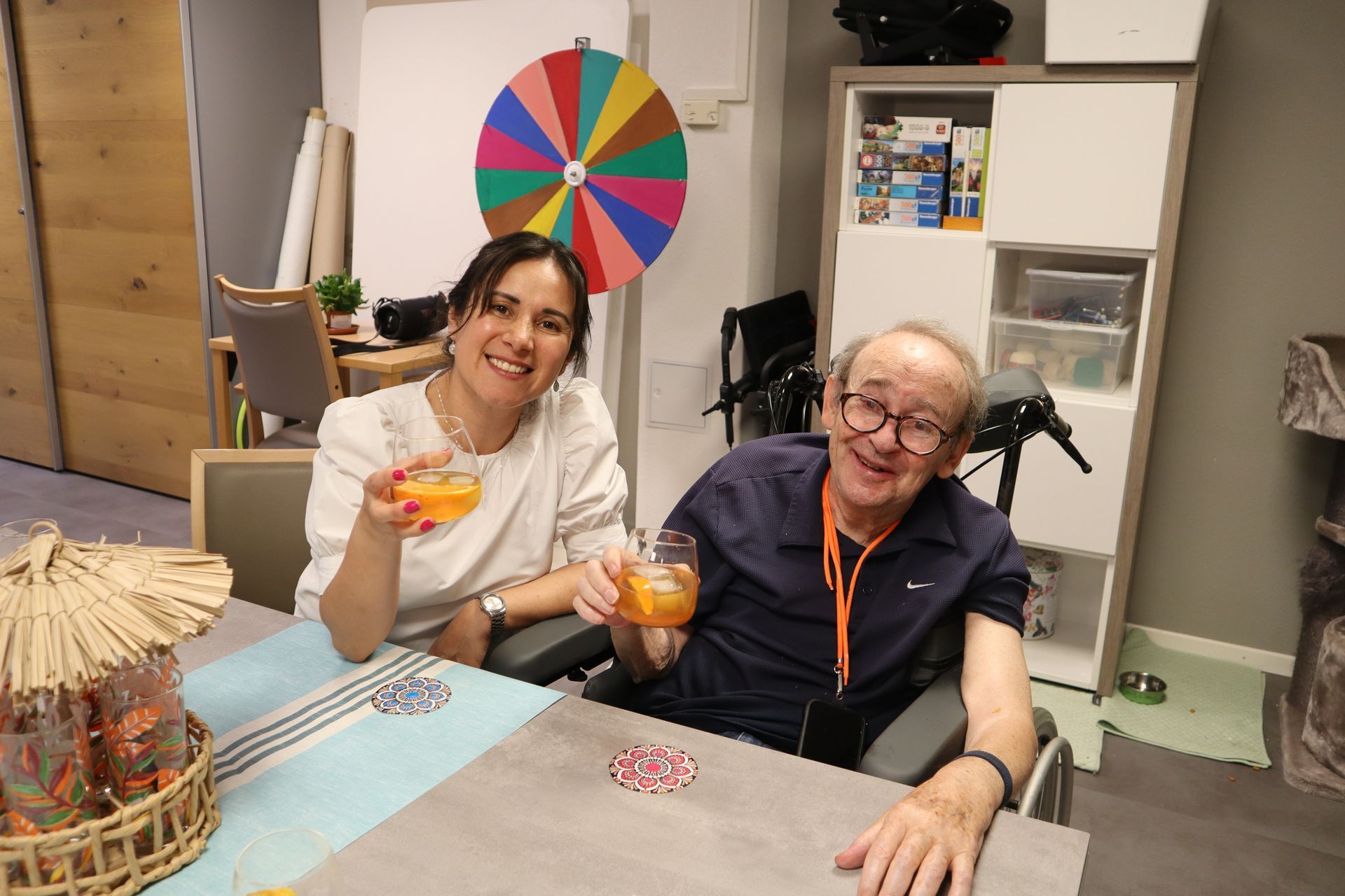 Un homme et une femme sont assis à une table et tiennent des boissons.