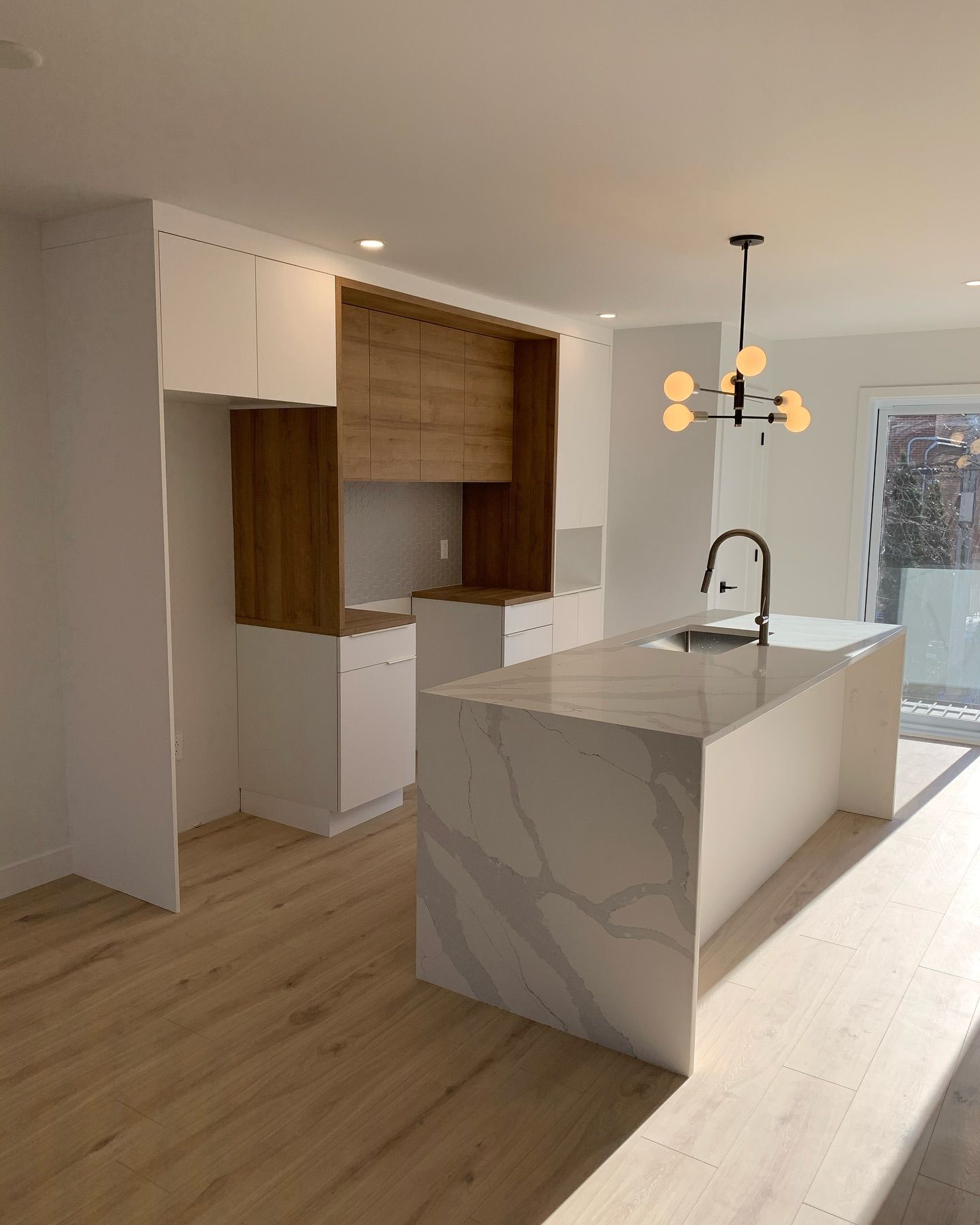 Une cuisine avec un grand îlot et un évier