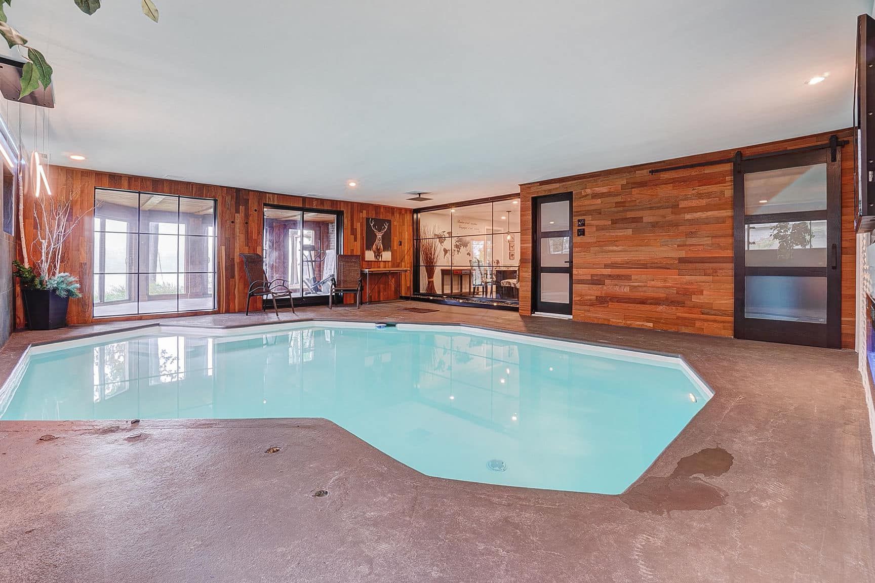 Il y a une grande piscine intérieure au milieu de la pièce.