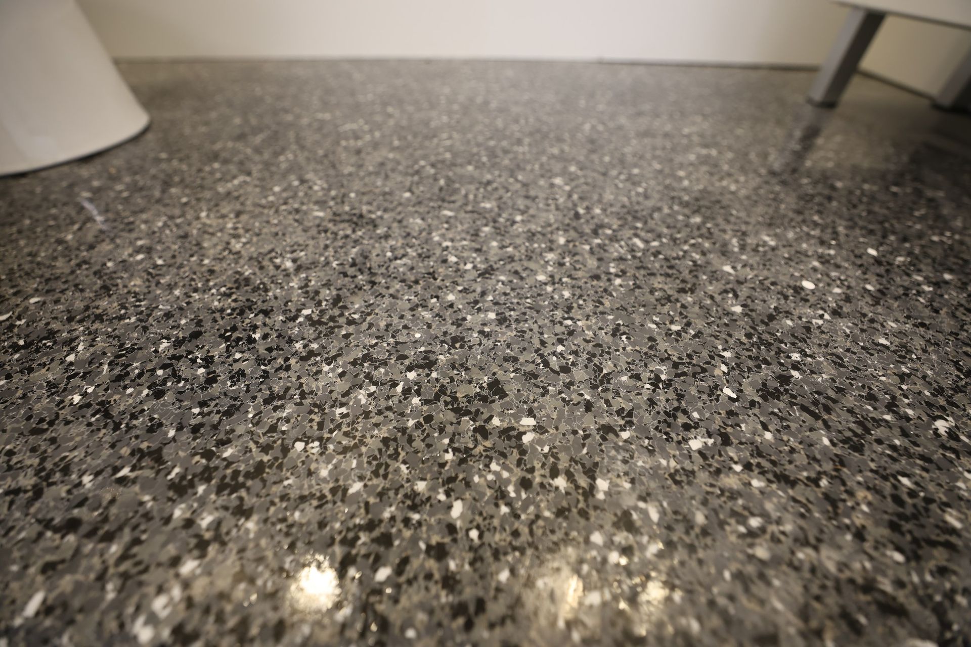 Un gros plan d'un sol gris brillant dans une salle de bain.