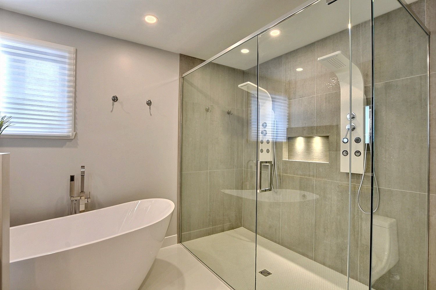 Une salle de bain avec baignoire et douche à l'italienne.