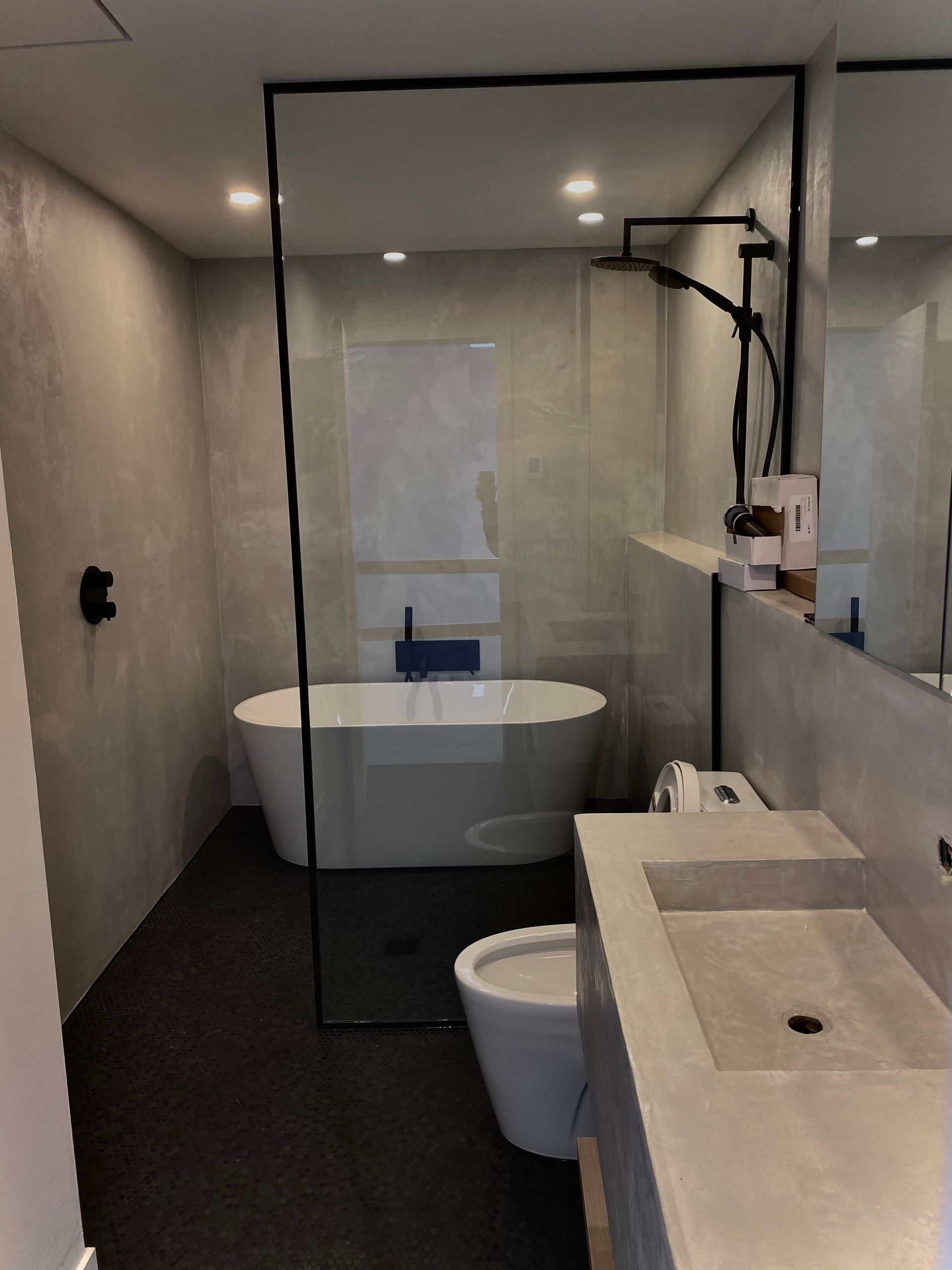 Une salle de bain avec une baignoire, des toilettes et un lavabo