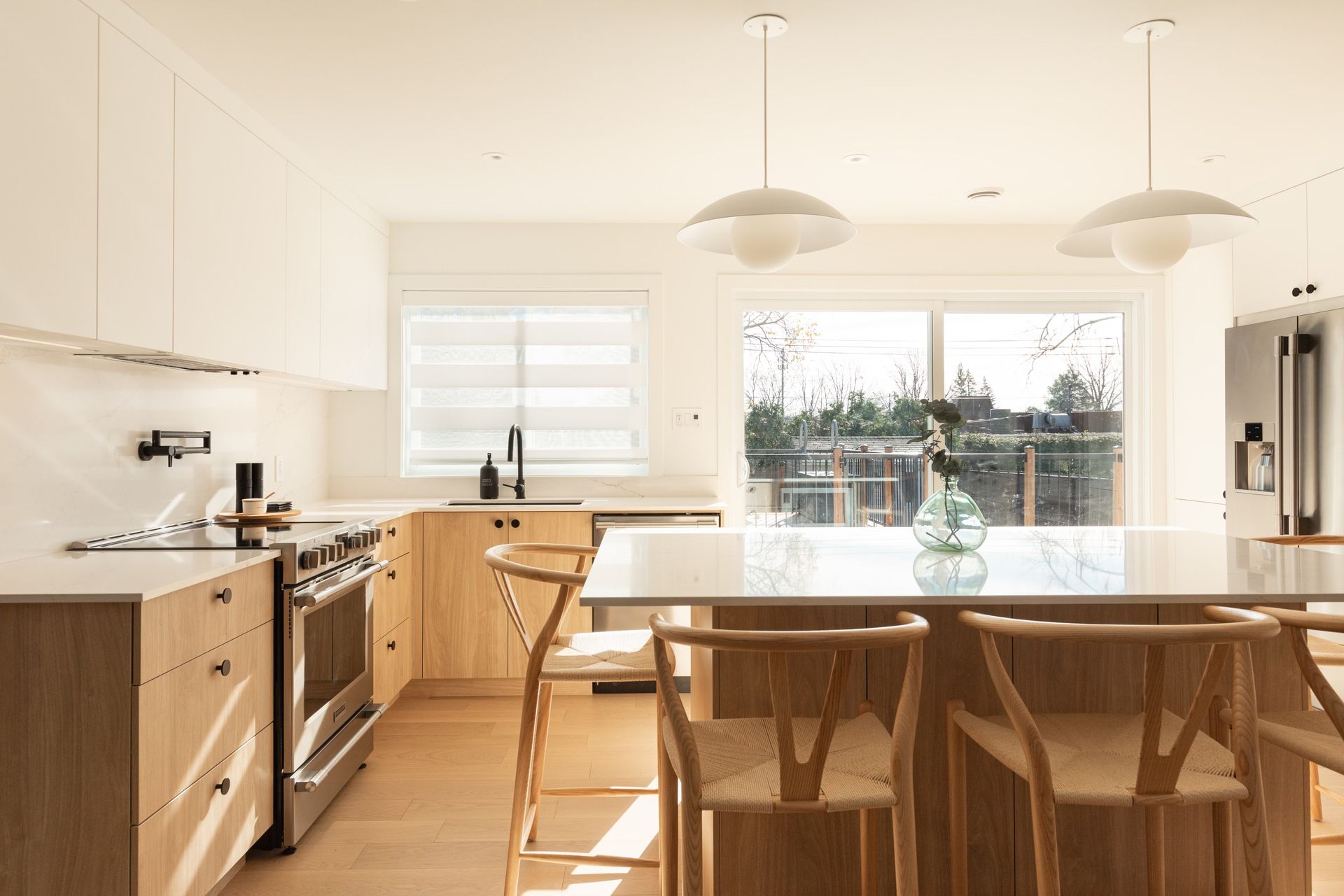 Une cuisine avec des armoires en bois, des électroménagers en acier inoxydable et un grand îlot.