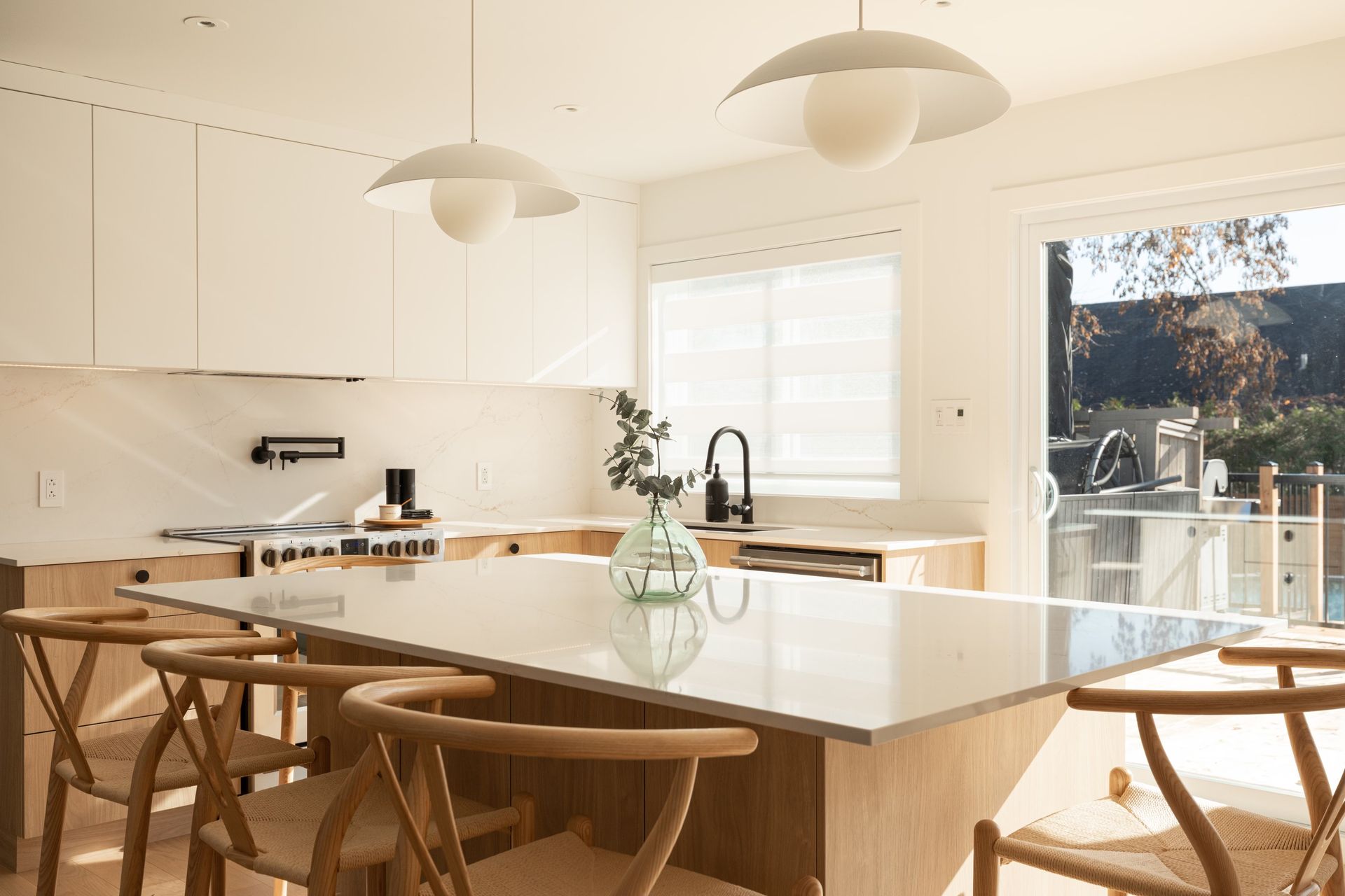 Une cuisine avec une table et des chaises et un vase sur le comptoir.