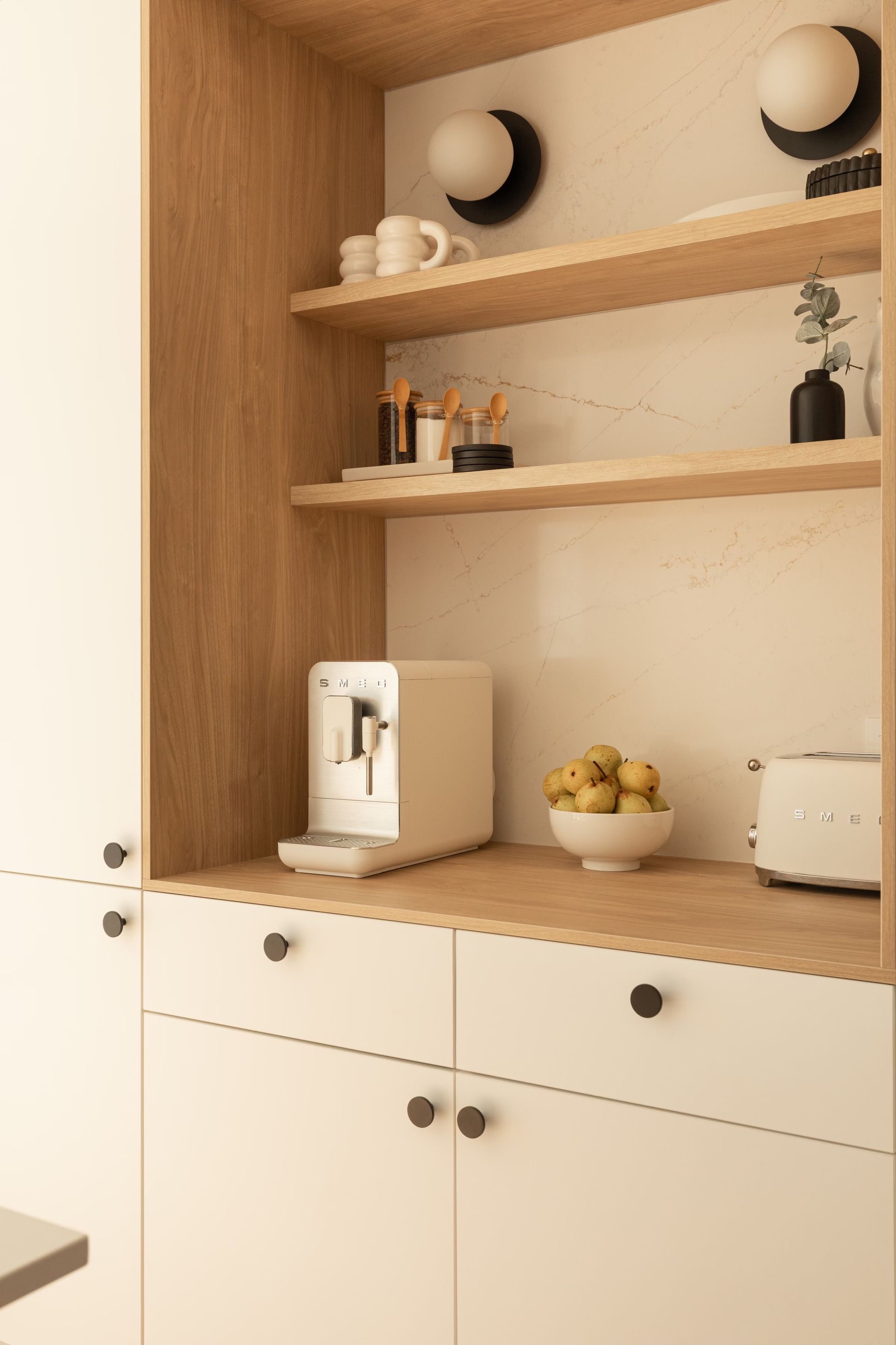 Une cuisine avec un grille-pain et une cafetière sur le comptoir.