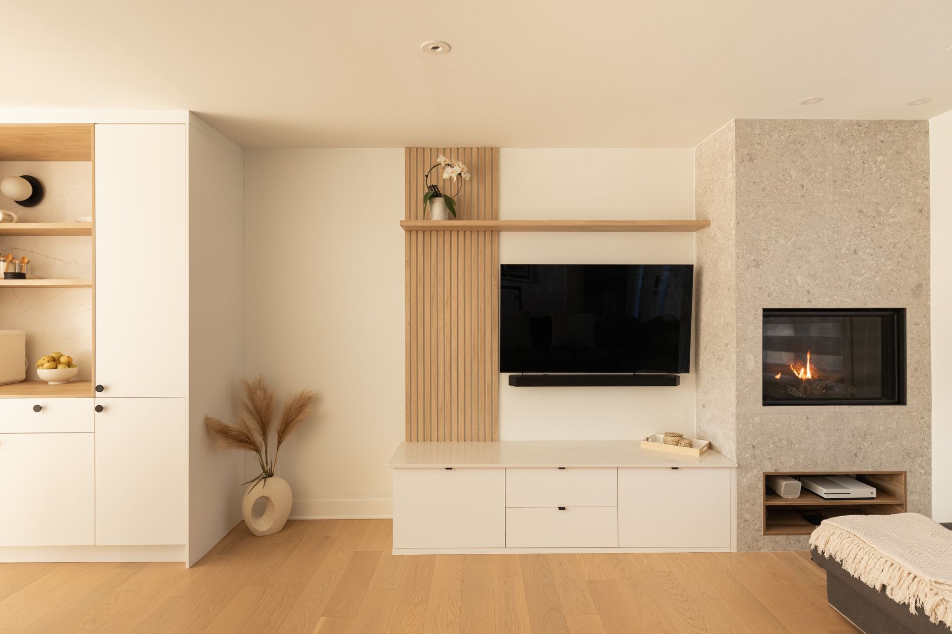 Un salon avec une cheminée et une télévision écran plat au mur.