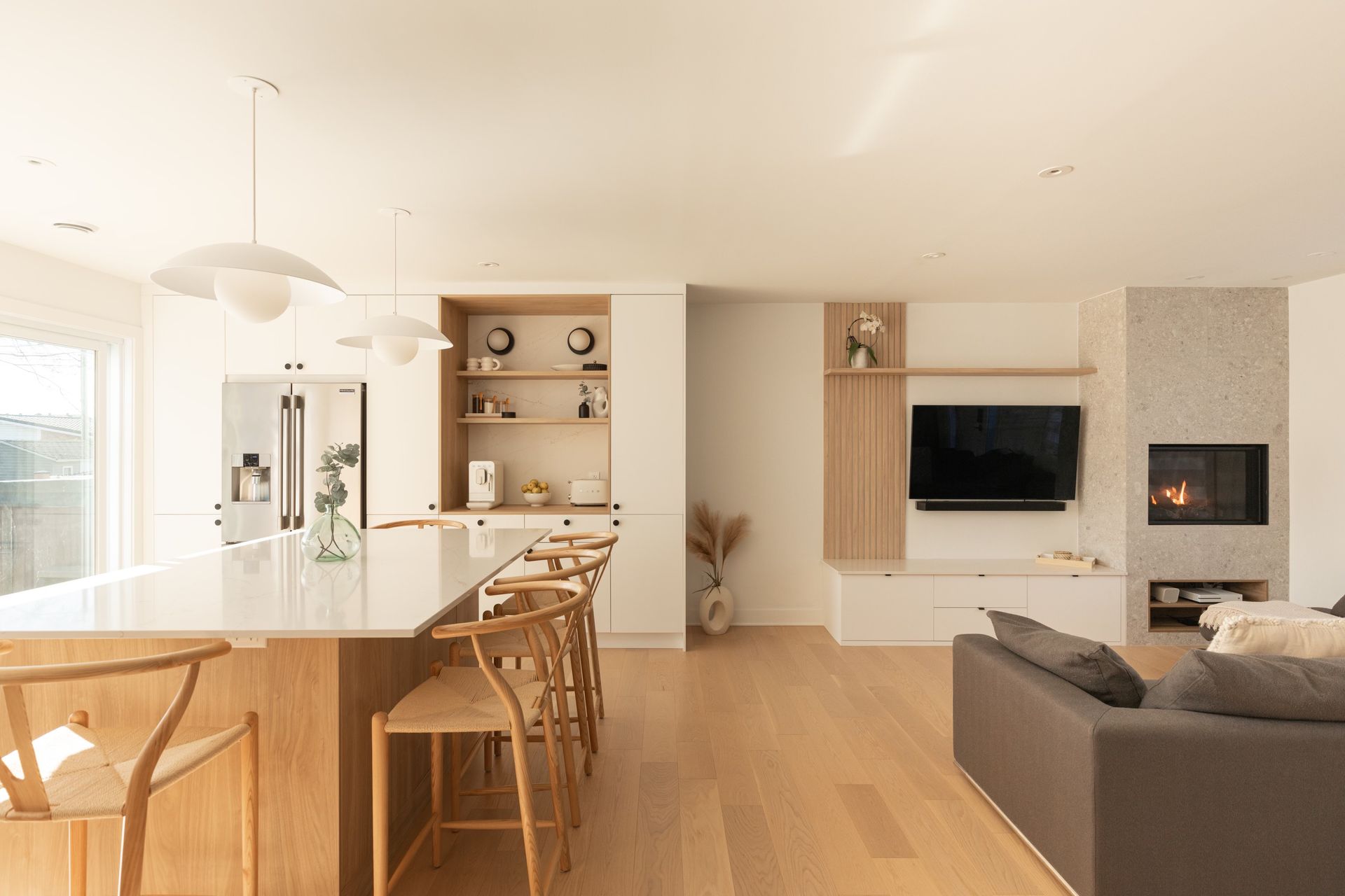 Un salon avec un canapé, une télévision et une cheminée.