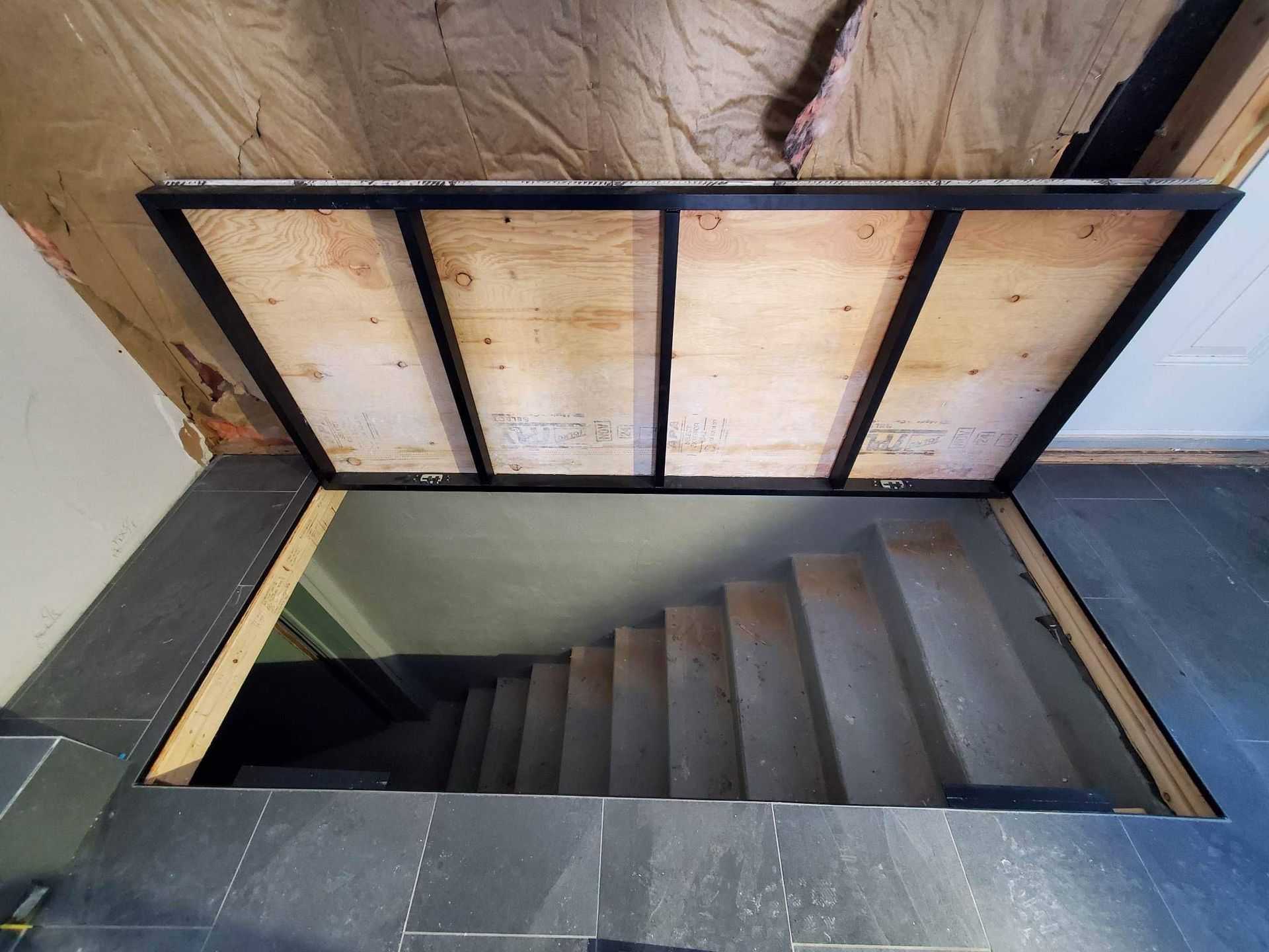 Un escalier avec un toit en bois et une structure en métal