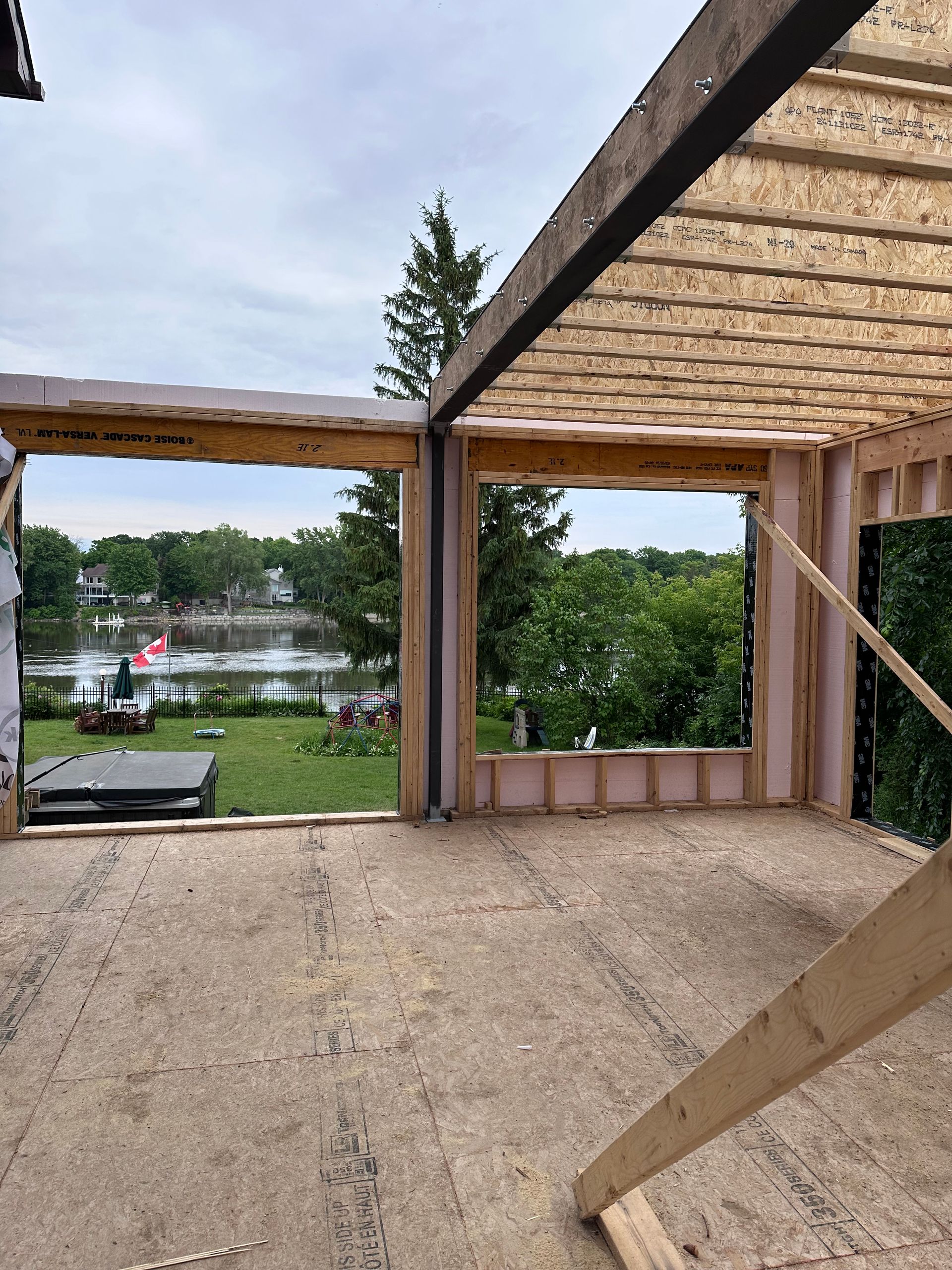 Une maison en construction avec vue sur un lac.